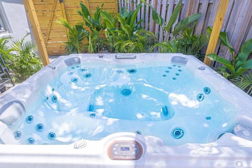 House With A Hot Tub ! Only 10 Mins To The Beach Villa Biscayne Park Exterior foto