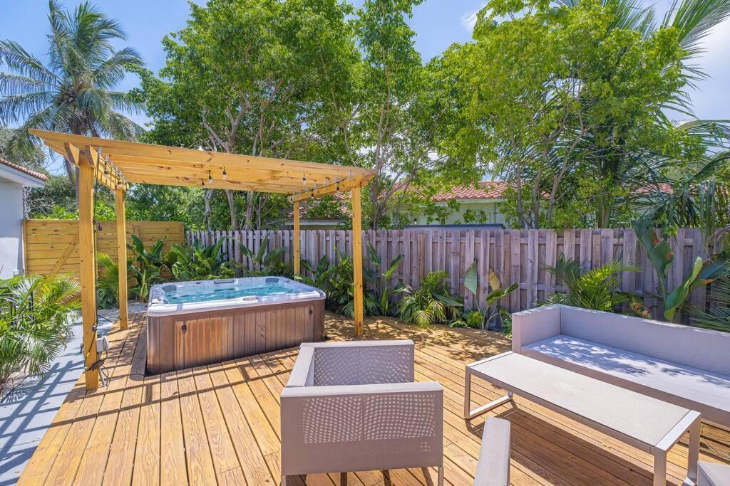 House With A Hot Tub ! Only 10 Mins To The Beach Villa Biscayne Park Exterior foto