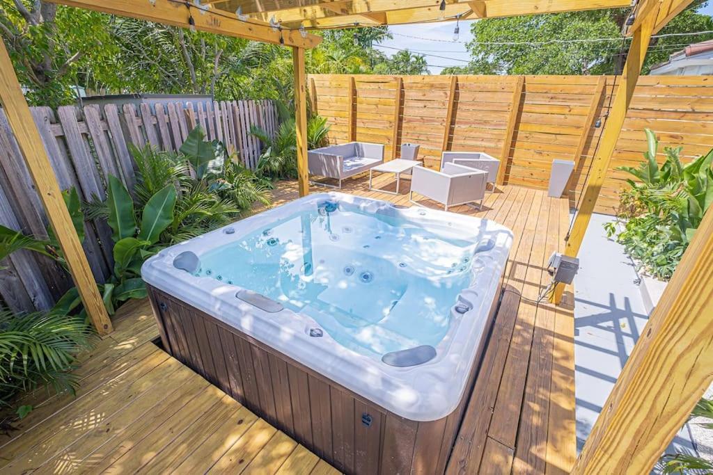 House With A Hot Tub ! Only 10 Mins To The Beach Villa Biscayne Park Exterior foto