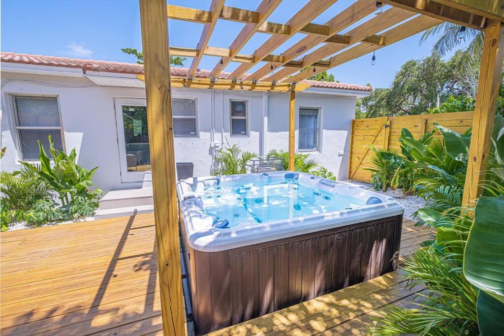 House With A Hot Tub ! Only 10 Mins To The Beach Villa Biscayne Park Exterior foto