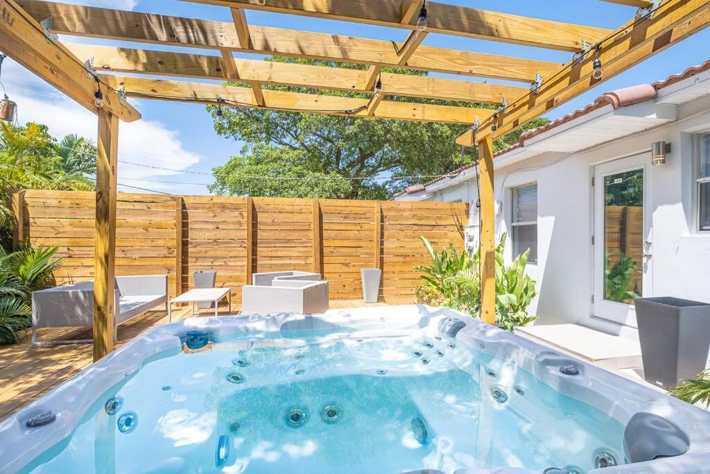 House With A Hot Tub ! Only 10 Mins To The Beach Villa Biscayne Park Exterior foto