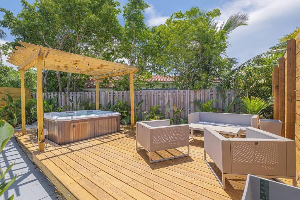 House With A Hot Tub ! Only 10 Mins To The Beach Villa Biscayne Park Exterior foto