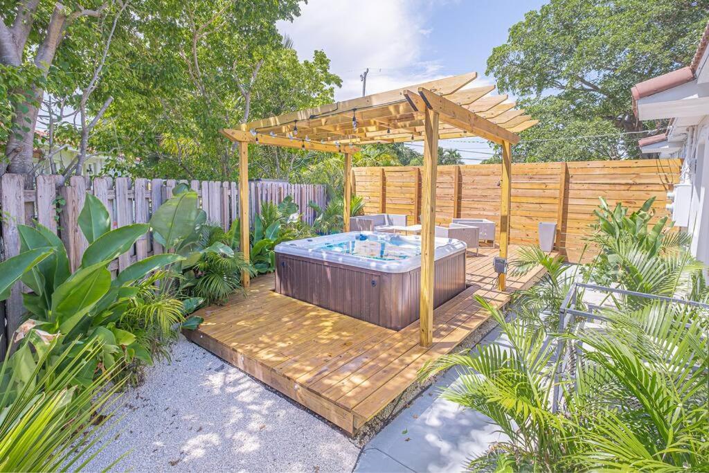 House With A Hot Tub ! Only 10 Mins To The Beach Villa Biscayne Park Exterior foto